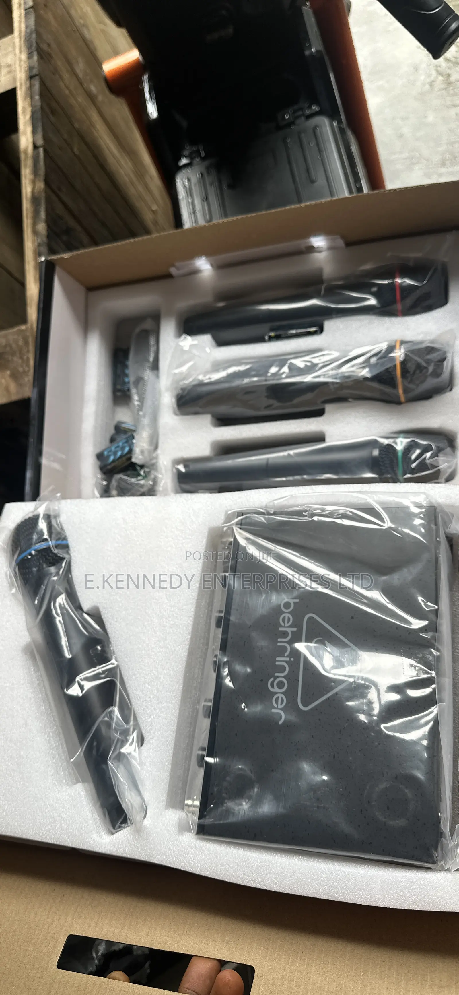 Professional 4in1 Berhringer Wireless Microphone