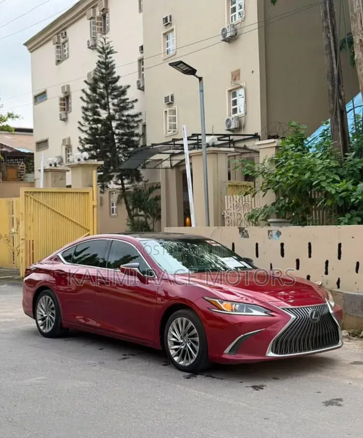 Lexus ES 2019 Red