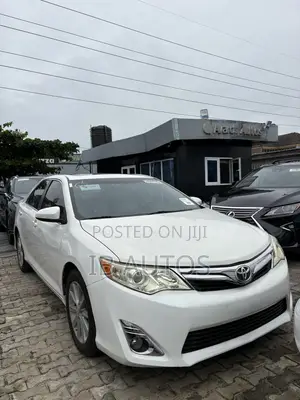 Toyota Camry XLE 4dr Sedan (2.5L 4cyl 6A) 2013 White