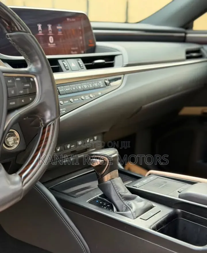 Lexus ES 2019 Red