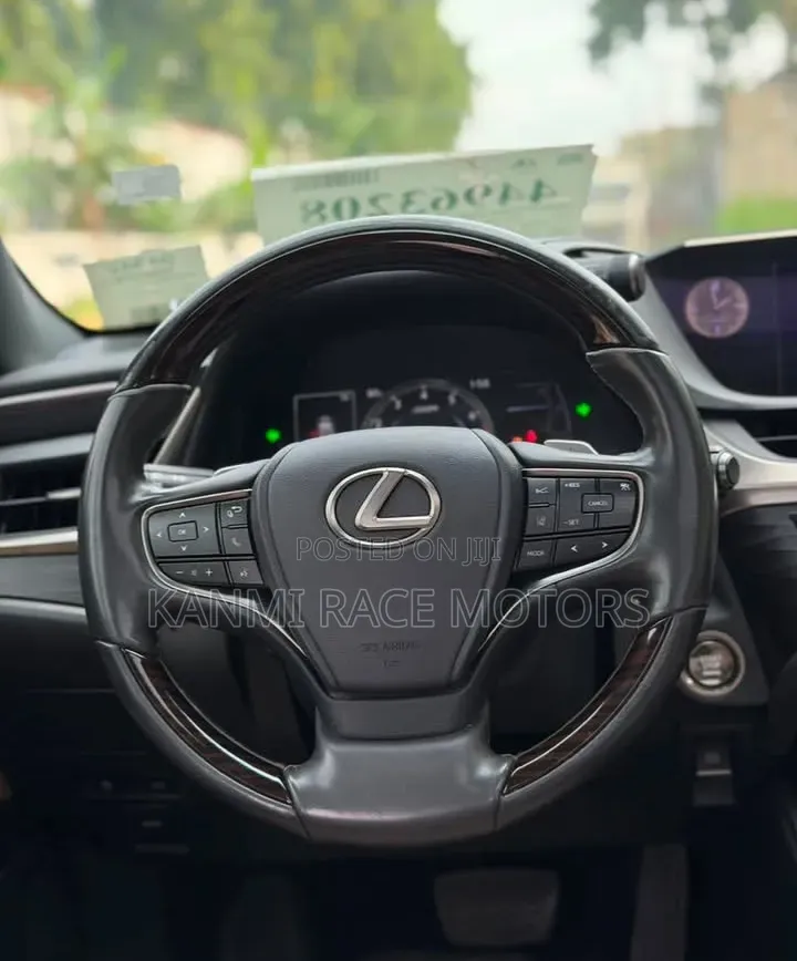 Lexus ES 2019 Red