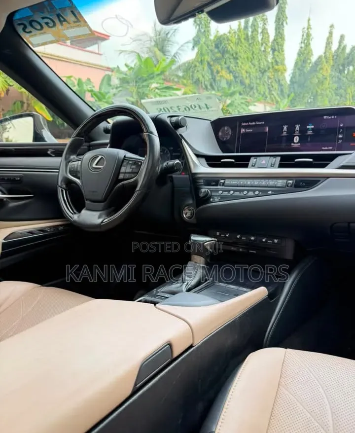 Lexus ES 2019 Red