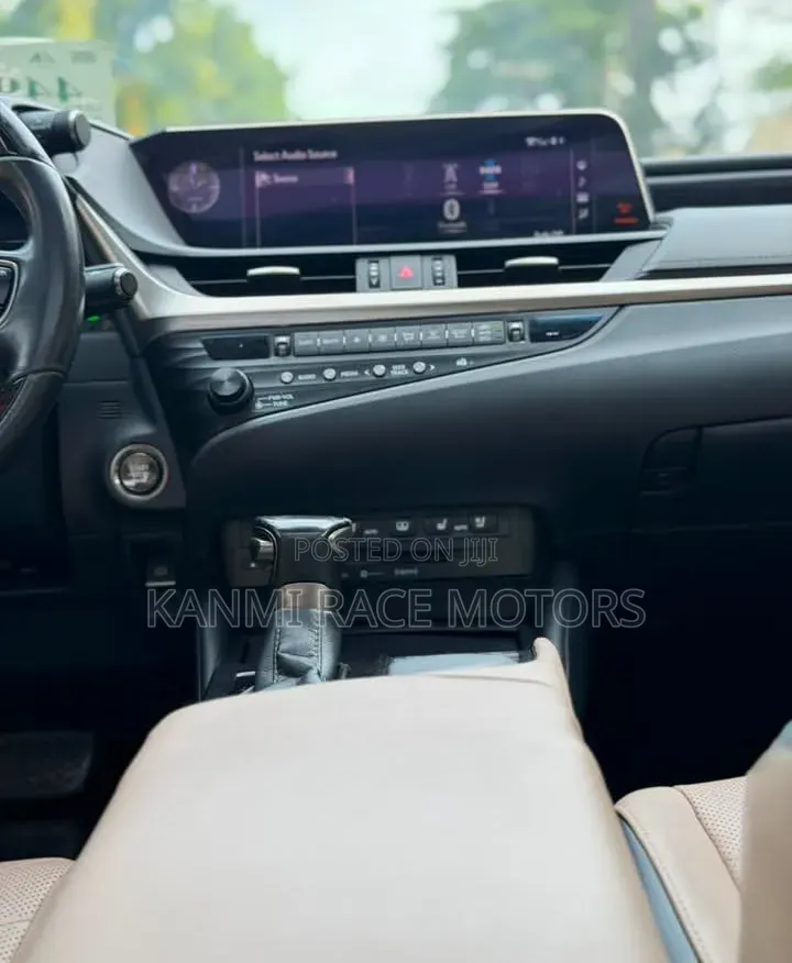 Lexus ES 2019 Red
