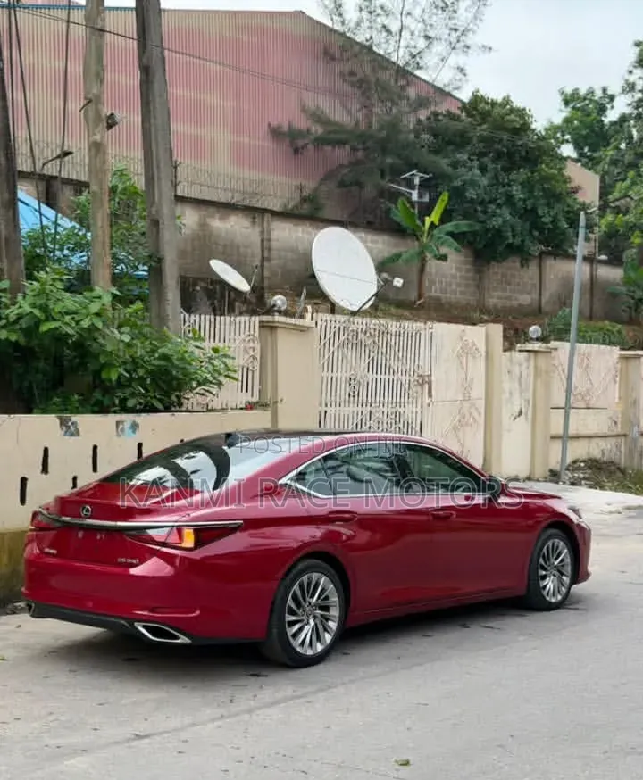 Lexus ES 2019 Red