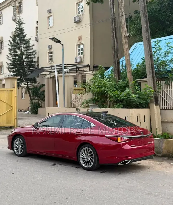 Lexus ES 2019 Red
