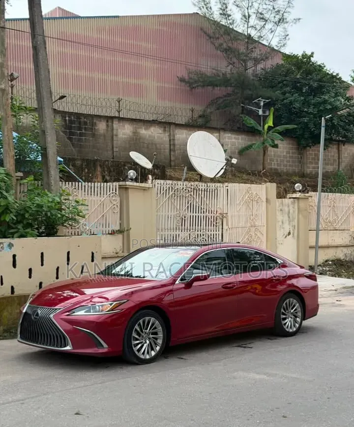 Lexus ES 2019 Red