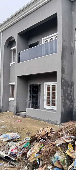 3bdrm Block of Flats in Okeafa Ejiigbo, Ejigbo / Ejigbo for rent