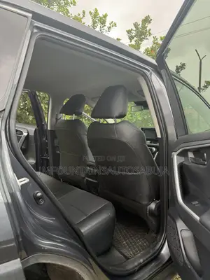 Toyota RAV4 XLE 2022 Gray