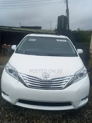 Toyota Sienna 2011 White