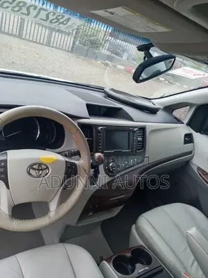 Toyota Sienna 2011 White