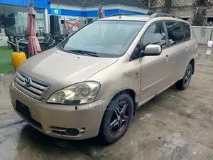 Toyota Avensis 2000 Gold