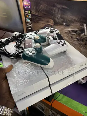 London Used PlayStation 4 Console With 10games Installed and Accessor