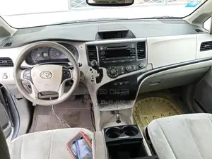 Toyota Sienna 2011 Silver