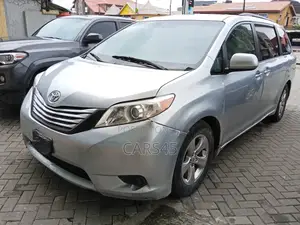 Toyota Sienna 2011 Silver