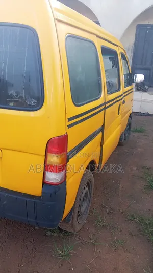 Isuzu AVR 2014 Yellow