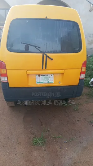 Isuzu AVR 2014 Yellow