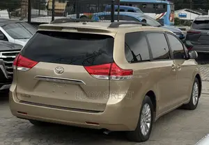Toyota Sienna XLE 7-Passenger 4dr Minivan AWD (3.5L 6cyl 6A) 2014 Gold