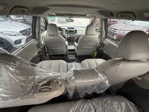 Toyota Sienna XLE 7-Passenger 4dr Minivan AWD (3.5L 6cyl 6A) 2014 Gold