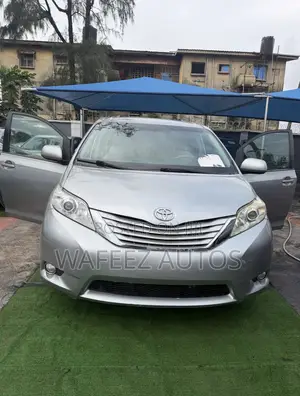 Toyota Sienna LE FWD 8-Passenger 2013 Silver