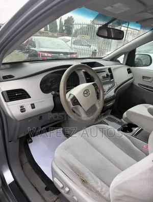 Toyota Sienna LE FWD 8-Passenger 2013 Silver