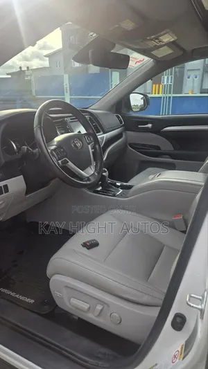 Toyota Highlander XLE 4x2 V6 (3.5L 6cyl 8A) 2018 White