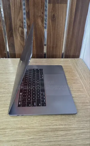 Laptop Apple MacBook Pro 2017 16GB Intel Core i7 SSD 512GB