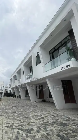 3bdrm Duplex in Ikota for sale