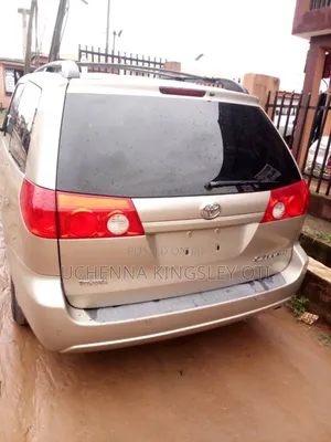 Toyota Sienna 2009 Gold