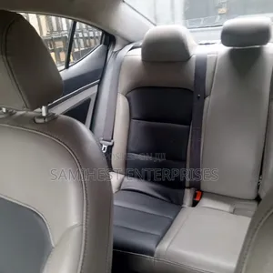 Hyundai Elantra 2018 Silver