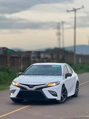 Toyota Camry SE (2.5L 4cyl 8A) 2019 White