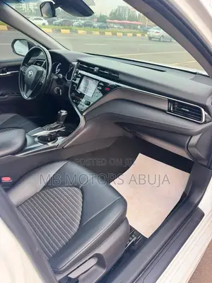 Toyota Camry SE (2.5L 4cyl 8A) 2019 White