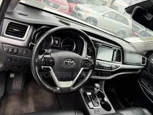 Toyota Highlander XLE 4x4 V6 (3.5L 6cyl 8A) 2017 White