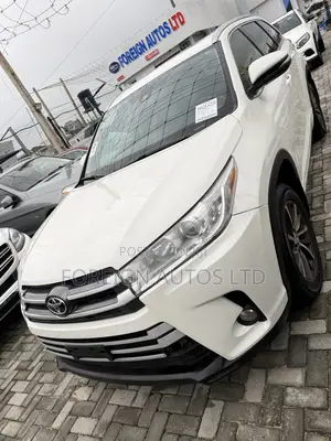 Toyota Highlander XLE 4x4 V6 (3.5L 6cyl 8A) 2017 White