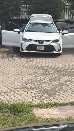 Toyota Corolla LE 2021 White