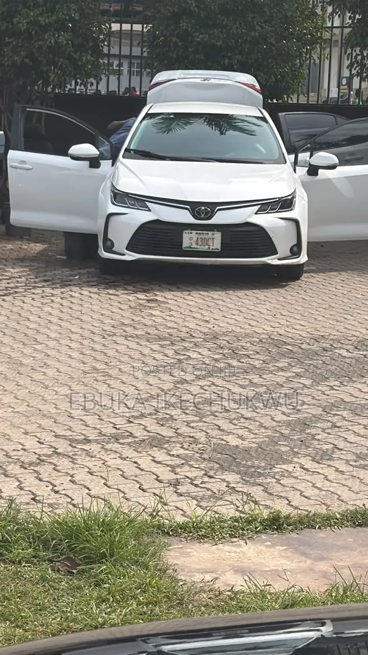Toyota Corolla LE 2021 White