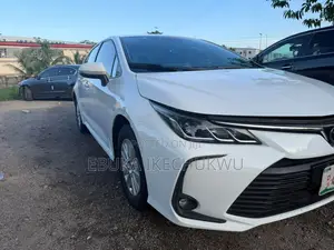 Toyota Corolla LE 2021 White