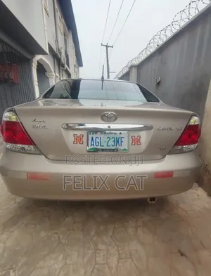 Toyota Camry XLE V6 4dr Sedan (3.0L 6cyl 5A) 2006 Gold