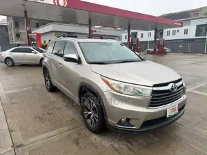 Toyota Highlander XLE V6 4x4 (3.5L 6cyl 6A) 2016 Gold