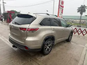 Toyota Highlander XLE V6 4x4 (3.5L 6cyl 6A) 2016 Gold