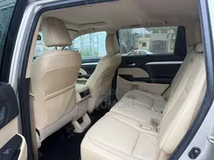 Toyota Highlander XLE V6 4x4 (3.5L 6cyl 6A) 2016 Gold