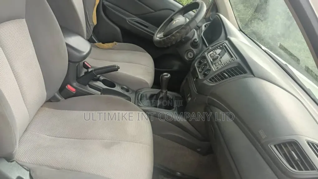 Mitsubishi L300 2018 White