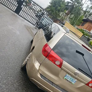 Toyota Sienna 2008 Gold