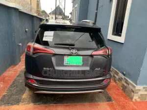 Toyota RAV4 XLE FWD (2.5L 4cyl 6A) 2017 Brown