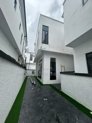 5bdrm House in Off Lekki-Epe Expressway for sale