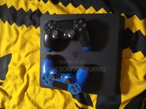 PS 4 Hacked With 2 Pads and 2 Games (CD)GTA5 and COD