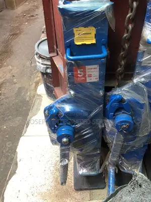 Toyo-Intl Mechanical Jack With a 5-Ton Lifting Capacity.