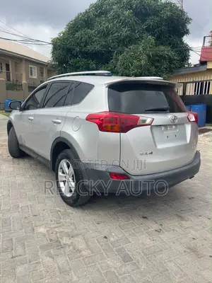 Toyota RAV4 XLE 4dr SUV (2.5L 4cyl 6A) 2014 Silver