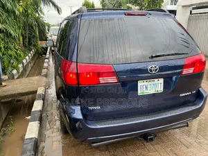 Toyota Sienna 2004 Blue