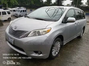 Toyota Sienna 2012 Silver