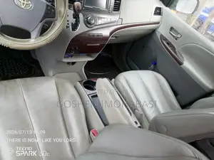 Toyota Sienna 2012 Silver